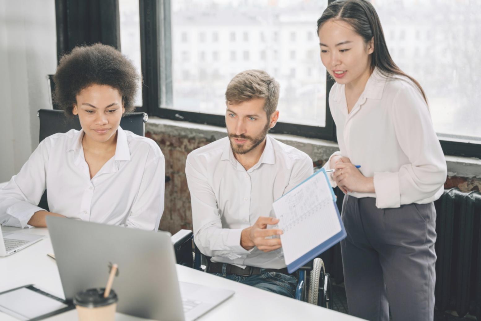 Réunion de travail collaborative entre conseillers et clients